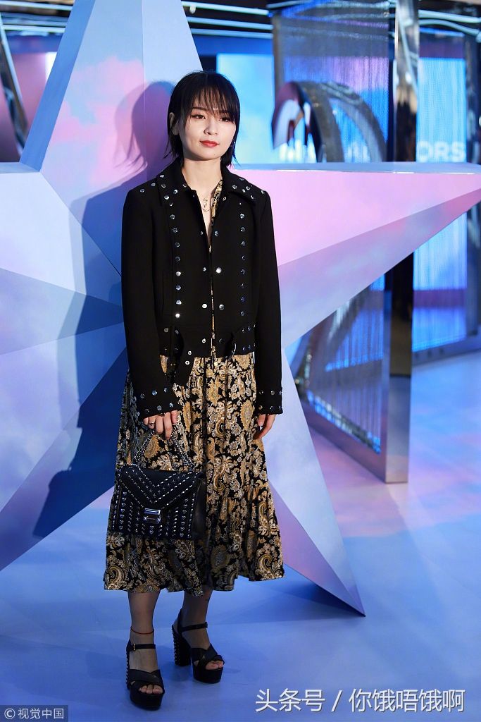 看杨幂和周笔畅脚上的高跟鞋 就知道谁的品味更好 周笔畅输在鞋子