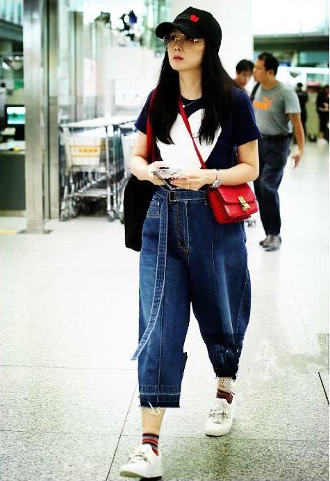 43岁阔太王艳这么肥的裤子也套得上去，网友:嫩到认不出!