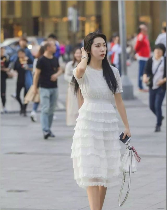  『粉色』路人街拍: 少女心的粉色系小姐姐, 走路很有范儿