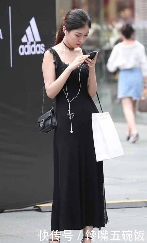  气质|黑色吊带长裙，优雅高贵，彰显东方女人的气质美