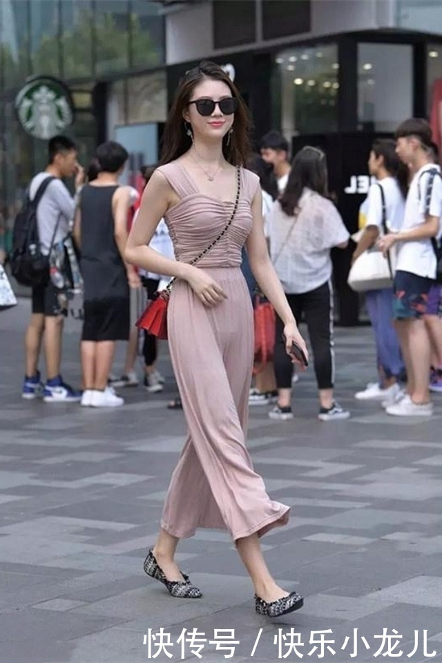 #优雅#街拍:温婉大方的时尚小姐姐,穿吊带长裙,展现优雅身段