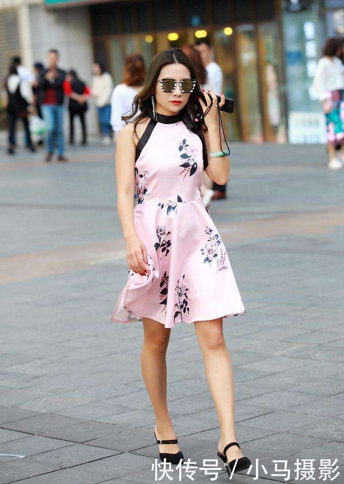 街拍: 花裙子的姑娘有一种别致的美, 看着时髦而自信