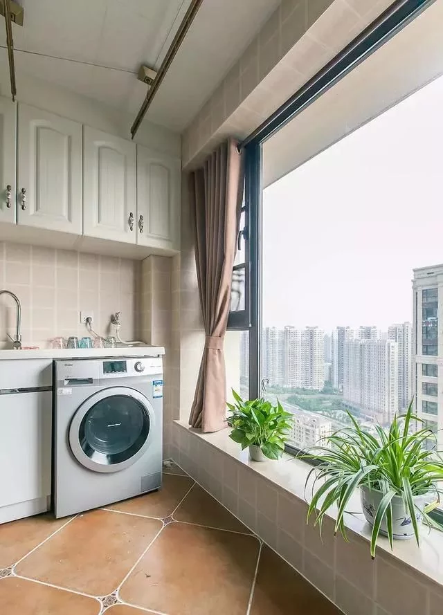 我家小户型阳台做了洗衣机和吊柜，实用极了，你家做吗？