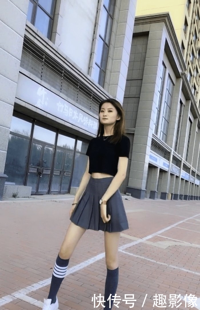 『偶遇』街头偶遇穿着短裙跳舞的美女,动作标准,演绎魅力十足