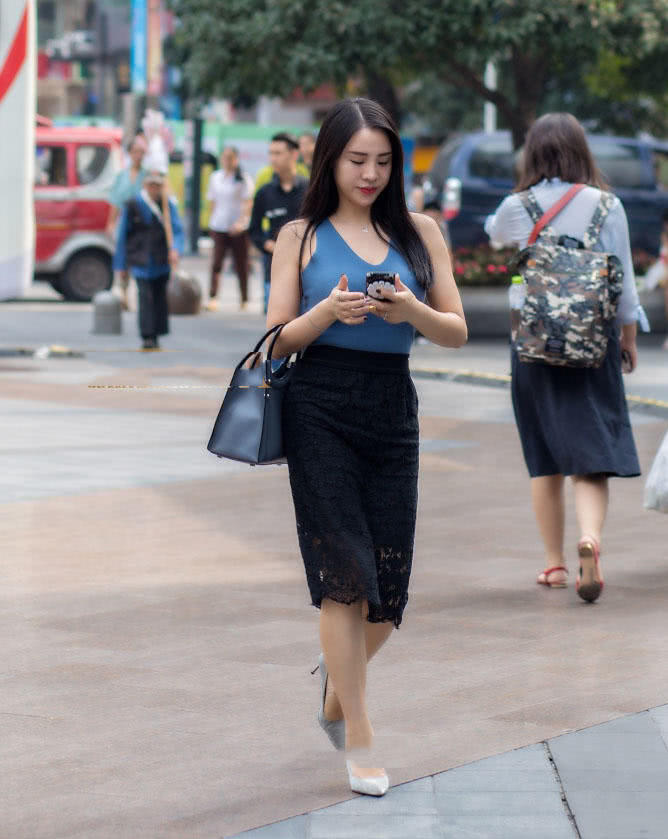 微胖小姐姐黑色纺纱长裙显丰韵，肉肉丰满的身材很撑衣服