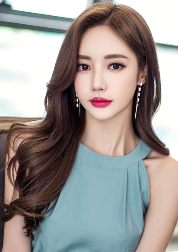 女神孙允珠，萃色无垠湖蓝玻璃轻盈挂领裙