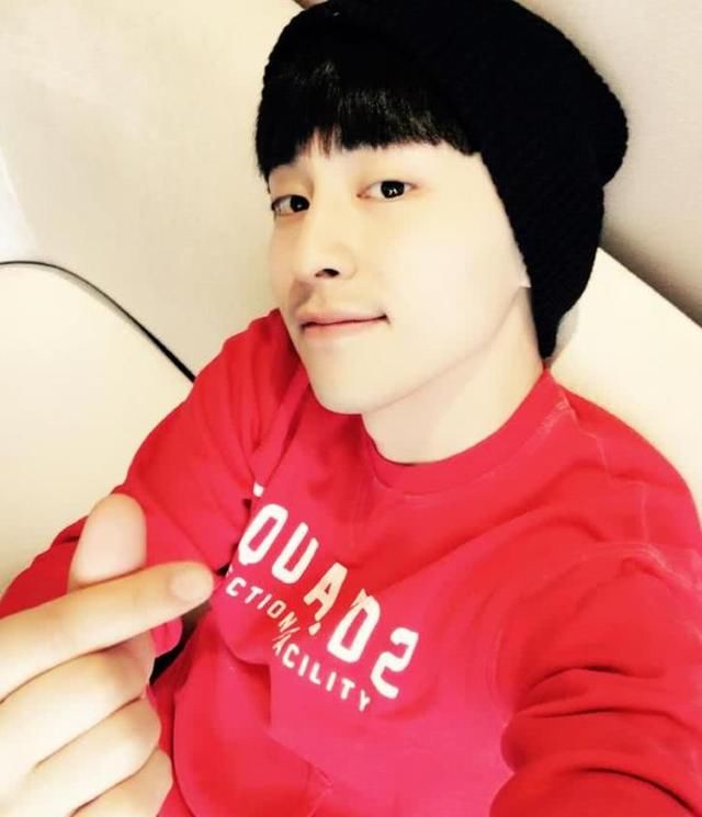 邓伦的生活照，真不是电视中看到的那样，最后一张笑出法令纹！