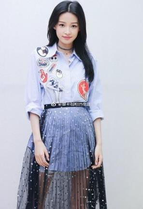 孙怡裙子穿的也太短了，都短到只能遮住大腿根了，网友：这腿我服