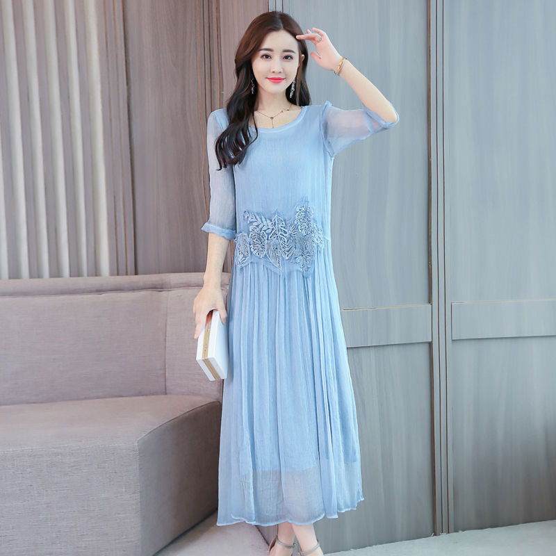 新发现一种裙叫:“波斯蓝”，70后穿白美嫩，80后穿精致有范