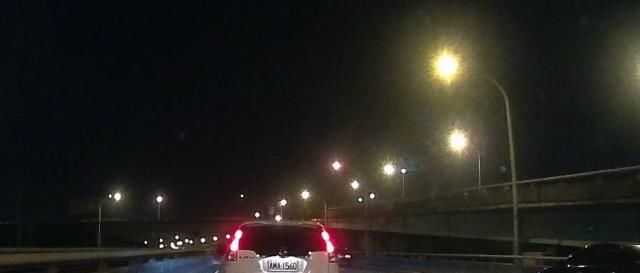  「高速」晚上在高速公路开车能开近光灯吗？老司机：看完你就明