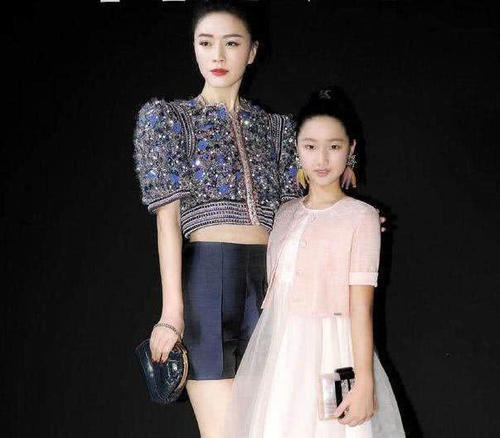 长相不如多多，气场不如李嫣，但阿玛尼却亲自给她设计礼服！