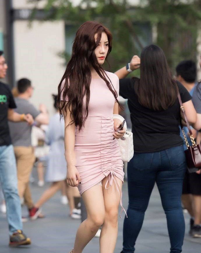  「粉色」时尚潮流穿搭,韩版修身显瘦连衣裙,可爱又减龄