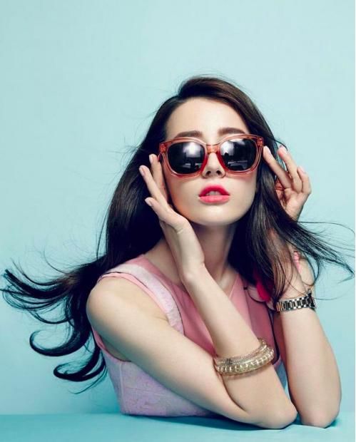 迪丽热巴赤脚穿粉裙露事业线，可手指怎么弯曲成这样了？