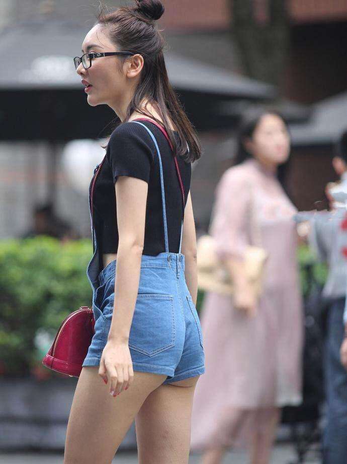 街拍：紧身牛仔背带裤，让丰腴辣妈更吸睛
