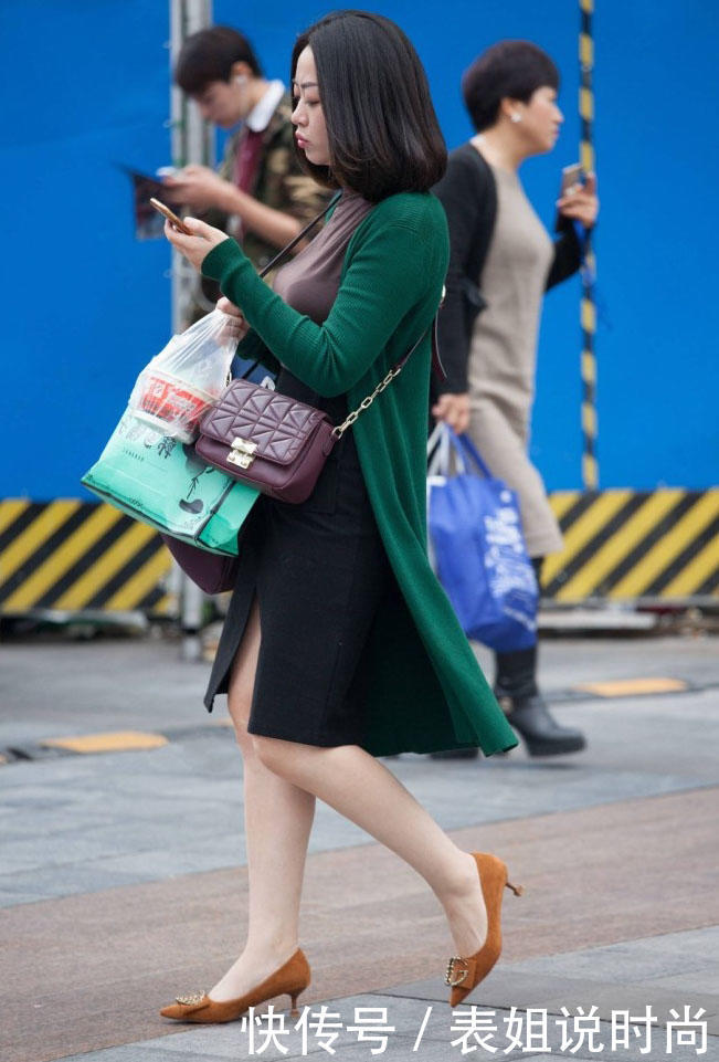 小阿姨风韵犹存穿紧身T恤裹出浑圆上围，走起路来左右摇摆吸睛无