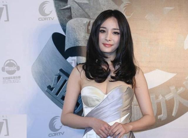 当30岁刘亦菲与31岁大幂幂同穿抹胸裙，网友：少女与熟女一目了然