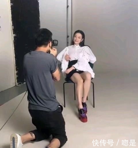  [邱淑贞]邱淑贞20岁女儿沈月拍写真，长腿吸睛，颜值胜过妈妈