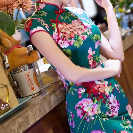 不论多大年纪的女人穿上旗袍都让人挪不开眼，美丽大方特别有气质