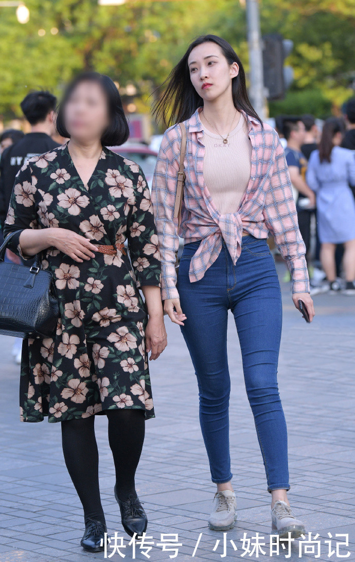 轻松|街拍:穿牛仔裤让你摆脱路人感, 轻松秀出自己潇洒个性的一面