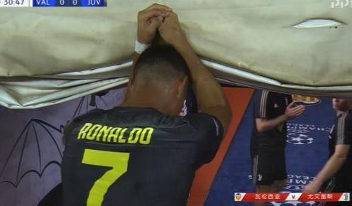 这一幕让人心疼！33岁的C罗摊手、摇头、苦笑，眼泛泪花地走出场