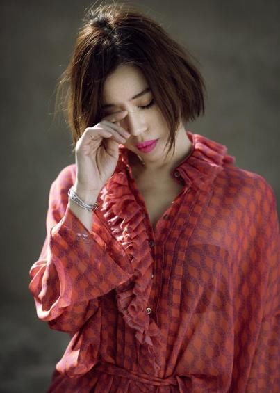影后■她是国内著名影后,与知名导演相恋12年,今单身一人坐拥40亿家产