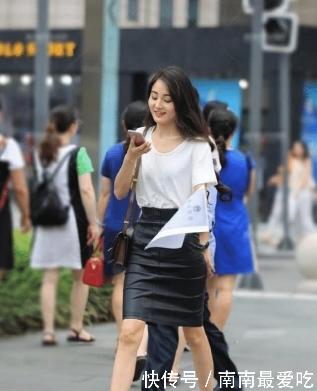 美女■简单有个性而且舒适洋气,长发飘飘的美女搭配黑色短裙