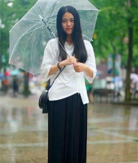 #美女#个性时尚的美女街拍:光彩照人的美女,给你时尚自信的感觉