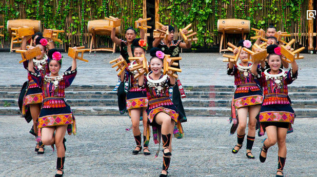 世界超短裙第一村，裙子只有16厘米，这习俗延续了几百年