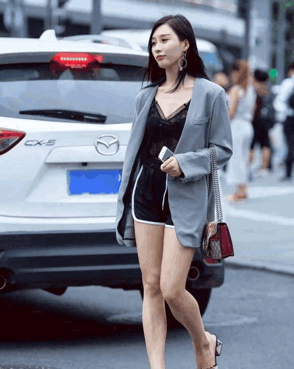 素人街拍: 冷艳气质吸引眼光, 穿着清凉大秀身材