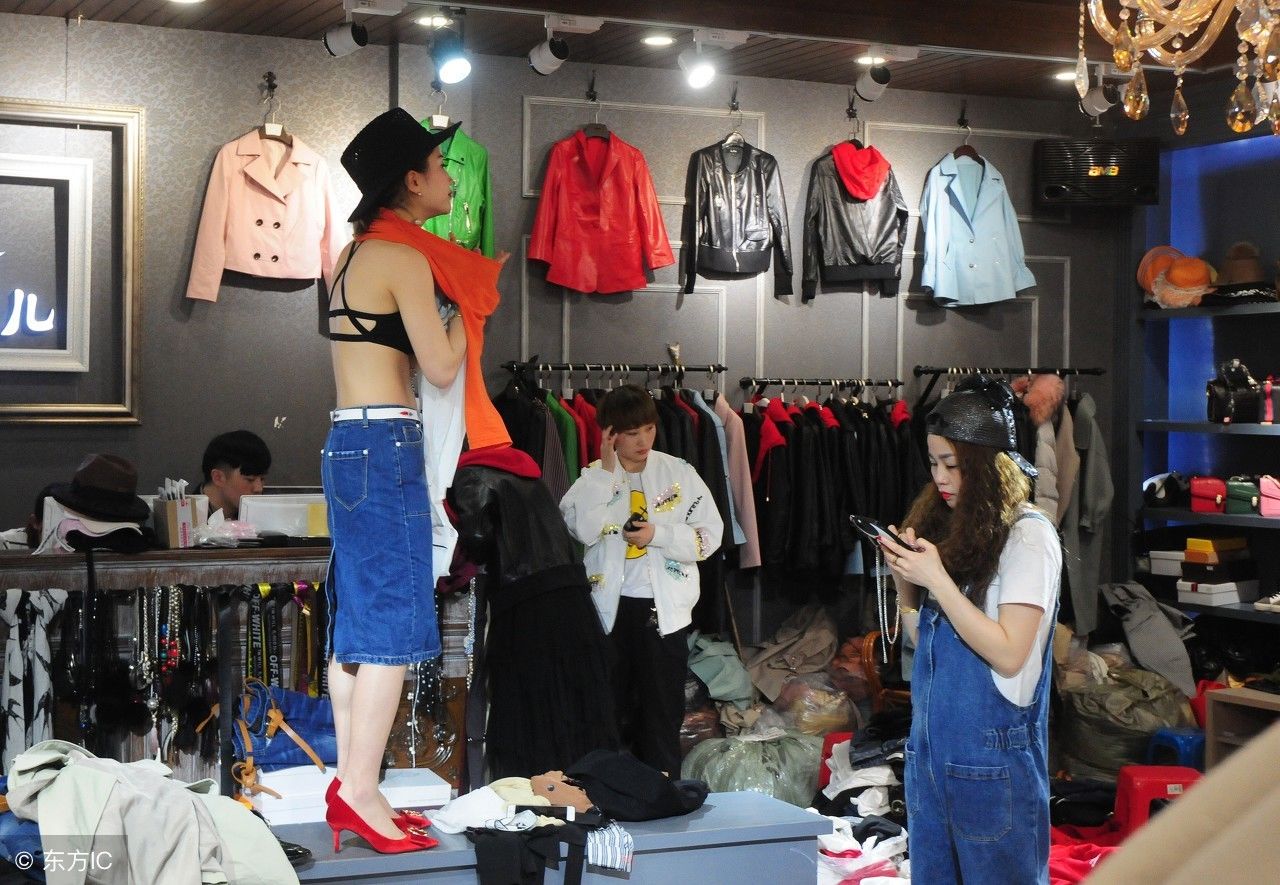 当众试穿衣服也是一种职业，穿版模特虽然月薪过万，每天却很辛苦