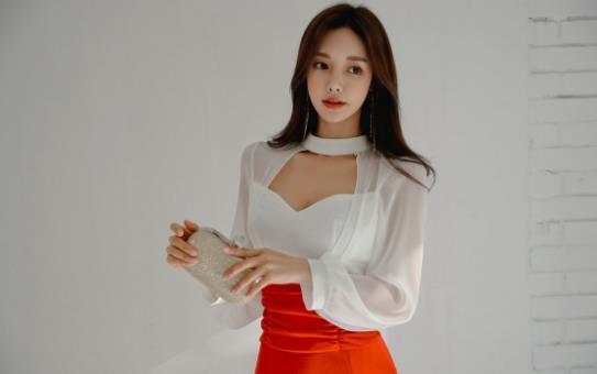 『优雅』街拍:皎若秋月的美女,一件白色上衣配红色半身裙,优雅大方迷人