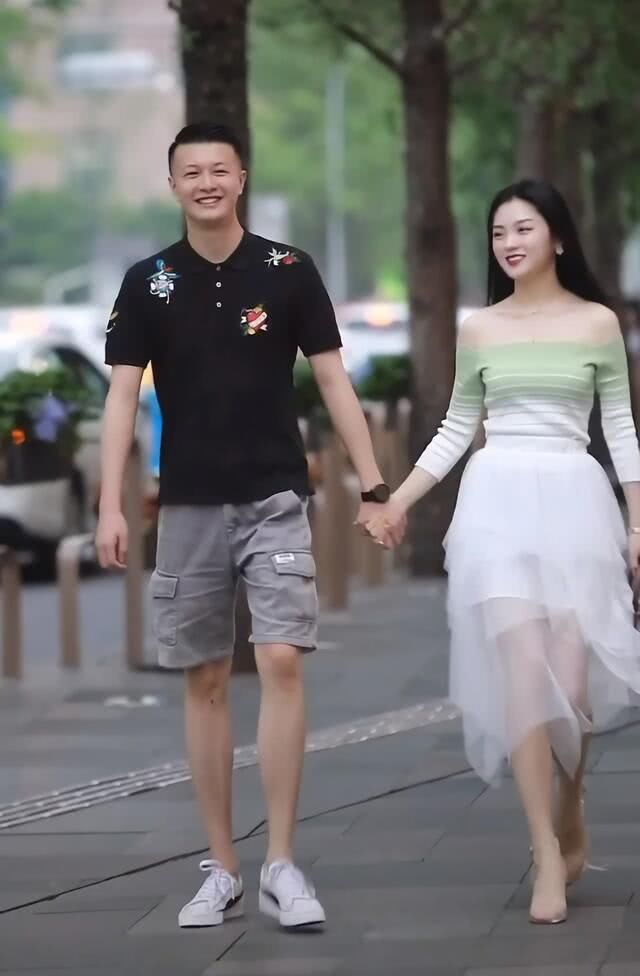  『女生』有种“秀恩爱”叫“你穿小白鞋，我穿高跟鞋”，女生：好甜蜜，好养眼！