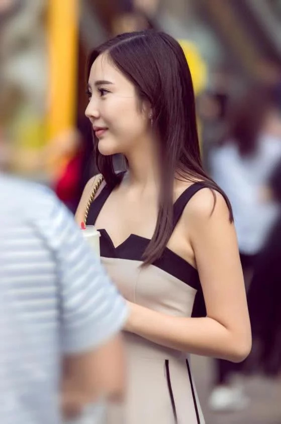 街上偶遇连衣裙美女，清凉又性感，落落大方！