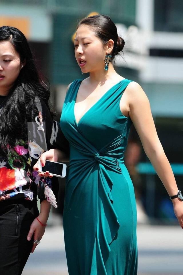 街拍：成熟小姐姐绿色连衣裙就是美，整个打扮气质好，气场十足