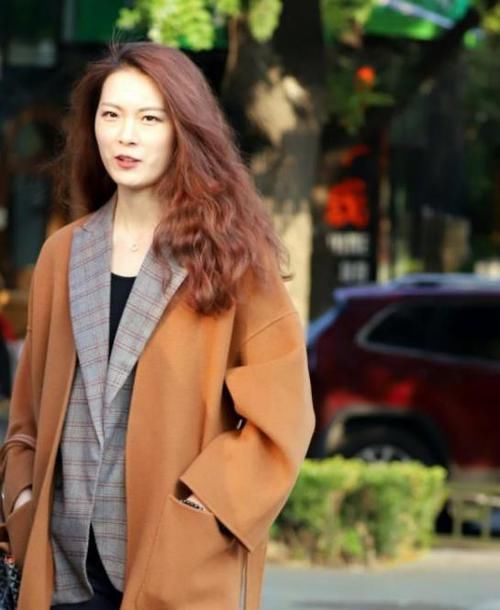  #a932#街拍：丹唇外朗的美女，一件黑色短袖配浅色牛仔裤，时尚活力气质