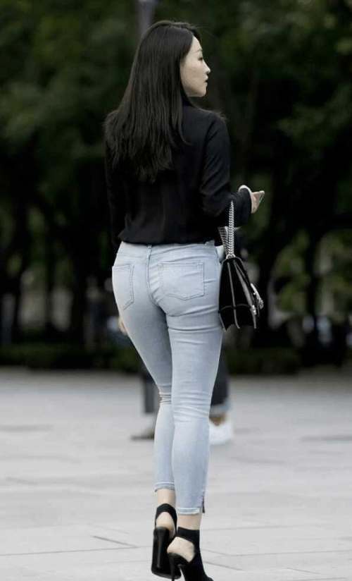 街拍: 牛仔紧身裤和黑色的高跟鞋，将自己的身材比例拉出来了