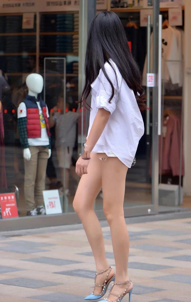 一米八三的小姐姐，短裤穿搭尽显一双细腻的筷子腿，不知道吸引了