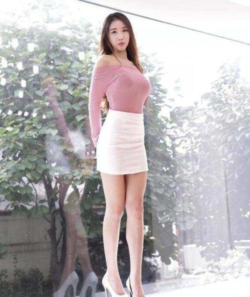 街拍: 白色包臀裙小美女,身材匀称举止优雅,令人着迷!