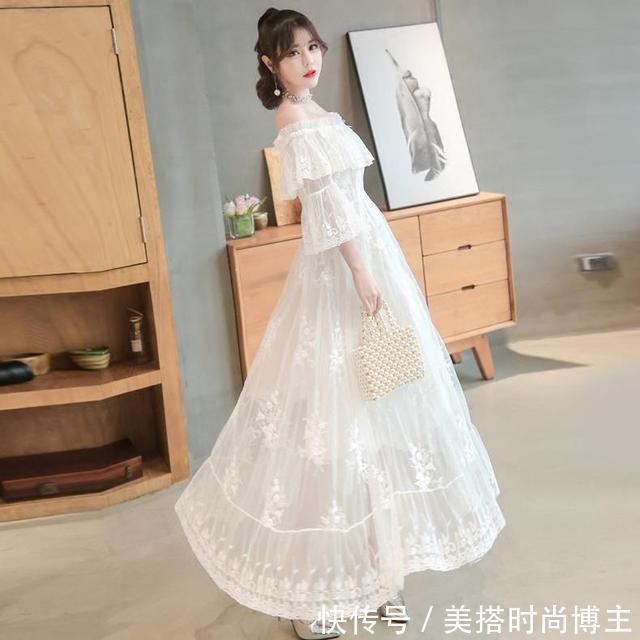 镂空蕾丝连衣裙，清新妩媚两不误