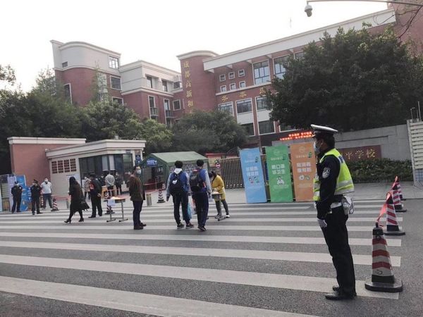  『交通安全』小长假后首个早高峰 成都交警力保校园交通安全畅通