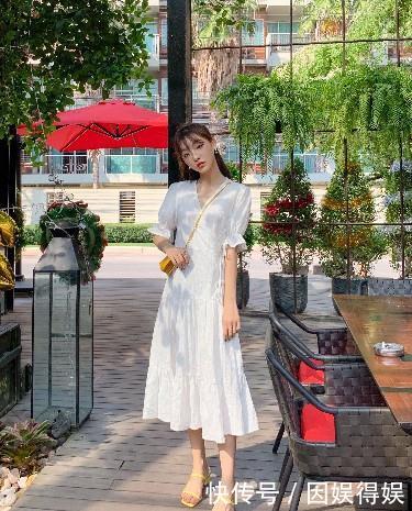  [春天]春天怎么穿最温柔？浪漫的碎花连衣裙最应景，初恋白裙装最受欢迎