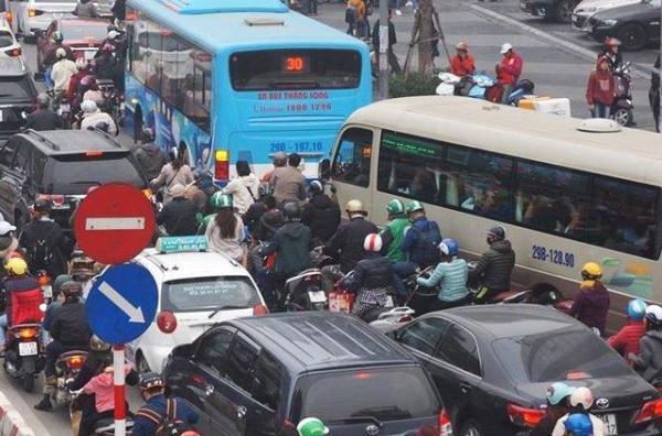 越南正式进入“春运”时间，河内出现百万摩托车大军大塞车