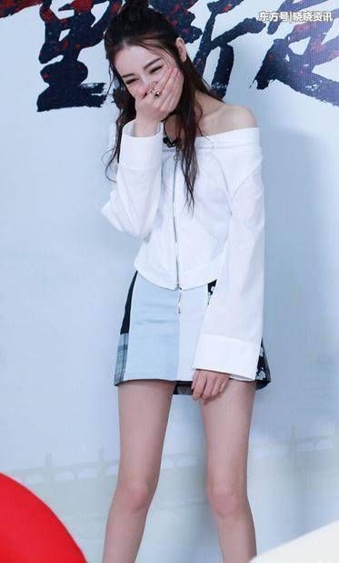 女星们穿上一字肩，赵丽颖美若天仙，迪丽热巴很气质，赵薇很尴尬