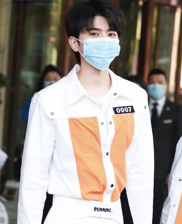 「蔡徐坤」《跑男》路透图曝光,Baby额头“观音痣”,蔡徐坤四套制服抢镜