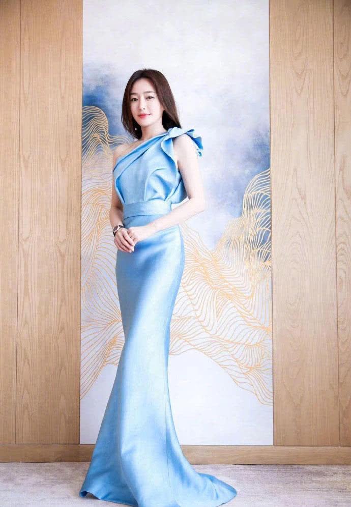 秦岚身穿斜肩鱼尾长裙, 好身材一览无余, 网友: 正经起来真要命