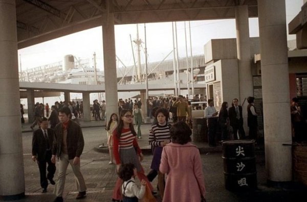  「镜头」老照片：镜头下40年前的“不夜城”香港