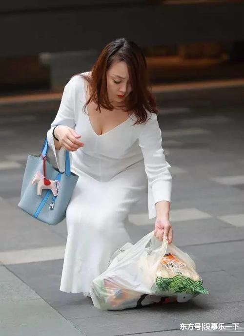 街拍：成熟的美女，宽松的白色连衣裙，显高贵气质！