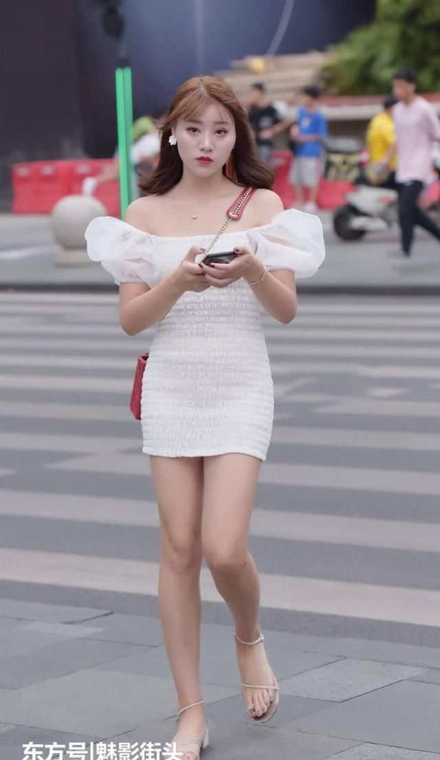  选择：紧身连衣裙显身型提高气场，美女用一字肩连衣裙给自己雪中送炭