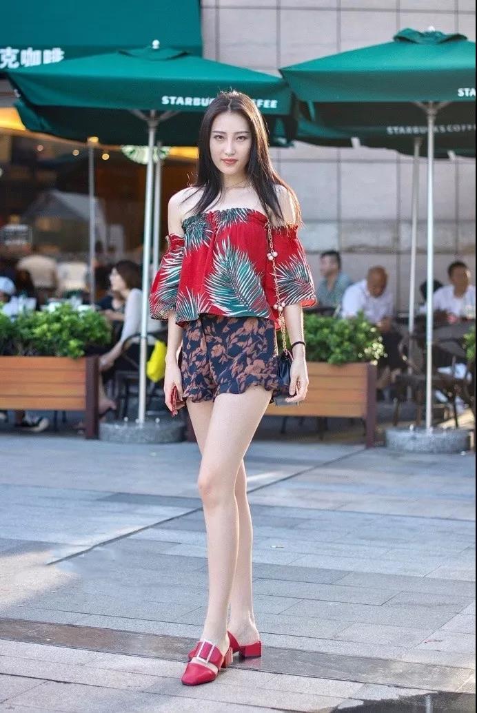 街拍，小姐姐把热裤穿出了个性，饱满一定赚足了回头率!