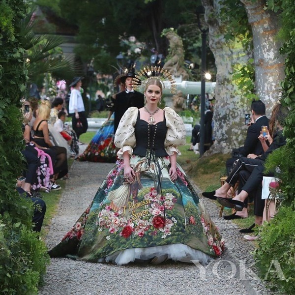 惊艳世界的戴妃侄女 穿上这些花裙子美哭了